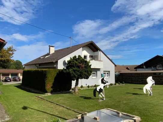 Großes Zweifamilienhaus in ruhiger Lage in Unterschwarzach