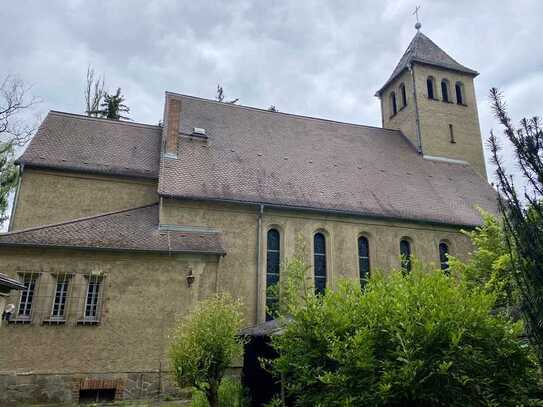 Einzigartiges Projekt: Entweihte Kirche mit positiver Bauvoranfrage zur Wohnnutzung