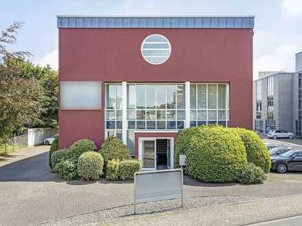 Tolle Büroflächen mit vielen Einbauschränken, eigenen Parkplätzen u. Dachterrassen-Mitnutzung