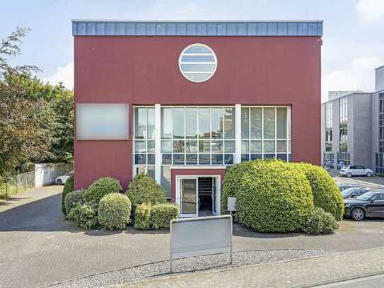 Tolle Büroflächen mit vielen Einbauschränken, eigenen Parkplätzen u. Dachterrassen-Mitnutzung