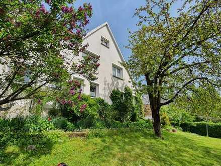 Schönes, ruhig gelegenes 2-Familienhaus mit Großraum (Atelier)mitten in Gomaringen