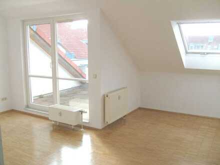 Schicke 2-Zimmer-Dachgeschoß-Wohnung mit Balkon und TG-Platz! Kapitalanlage mit Erbpacht!