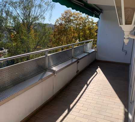 Schöne, sehr helle, geräumige ETW mit gr. Balkon in Unterhaching