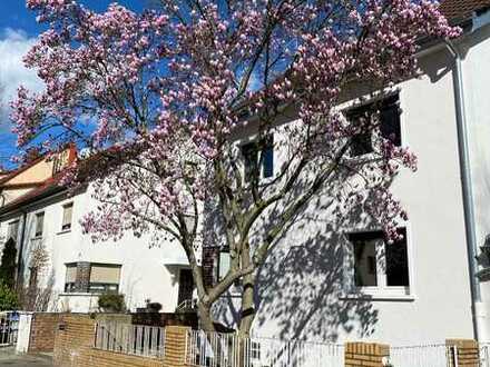 Erstbezug nach Sanierung: attraktive Maisonettewohnung mit Wintergarten 
und Balkon