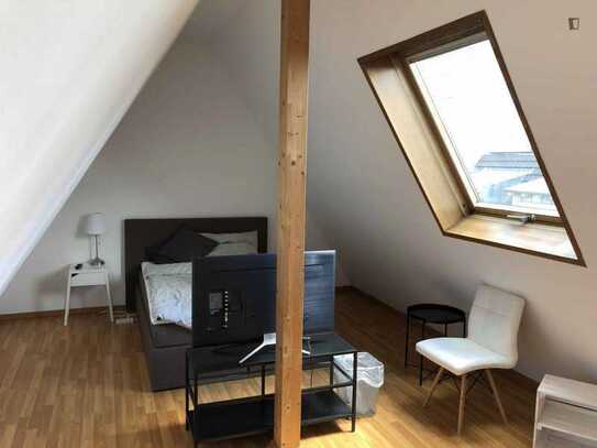 Bright single bedroom in a 5-bedroom apartment in Deutschherrnviertel