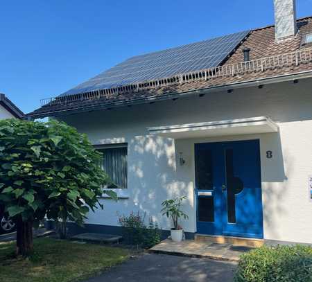 Freistehendes Einfamilienhaus mit Photovoltaik-Anlage, Garage und Swimmingpool