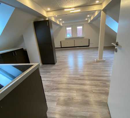 Modernisierte 2-Zimmer-Wohnung im Dachgeschoss mit Einbauküche in 64521, Groß-Gerau