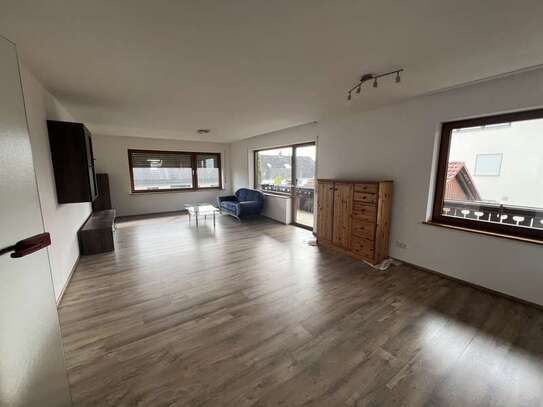 Schöne 3,5-Zimmer-Wohnung mit Einbauküche und umlaufendem Balkon in Neustetten