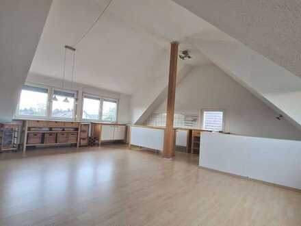 Helle 3 Zimmer Maisonette Wohnung mit großen Balkon