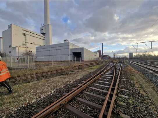 Gewerbefläche mit Lagerhallen und Gleisanlagen