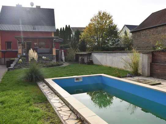 Einfamilienhaus mit grüner Hofanlage, Pool und Nebengelass