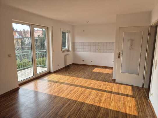 PFIFFIGE UND FRISCH SANIERTE 1 RAUM-WOHNUNG MIT XL BALKON HOFSEITIG, NEUES DUSCHBAD UND BODENBELÄGE.