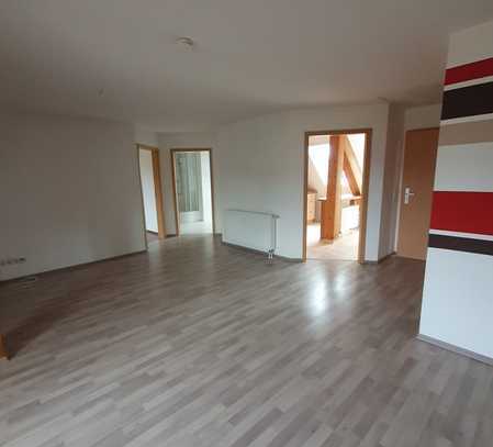 Schöne 2-Zimmer-Dachgeschosswohnung mit Balkon und Einbauküche in Aschersleben