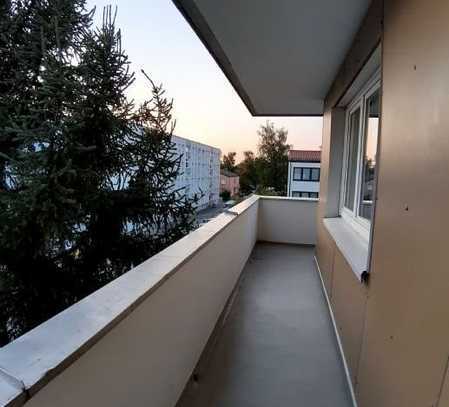 Stilvolle 3,5-Zimmer-Terrassenwohnung mit Balkon und EBK in Germering