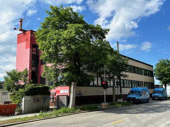 Großzügige Fläche mit Gemeinschaftsbereich im aufstrebenden Werksviertel