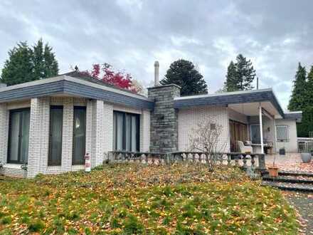 KALDENKIRCHEN - Bungalow mit Garage, Einbauküche, Sauna, Whirlpool, Kaminkachelofen etc.