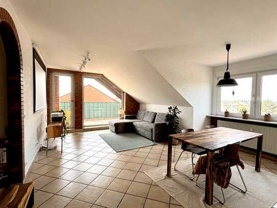 Freundliche und modernisierte 2-Zimmer-DG-Wohnung mit EBK in Oberhausen