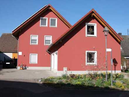 Neuwertiges Vierfamilienhaus mit renovierter ausbaufähiger Scheune