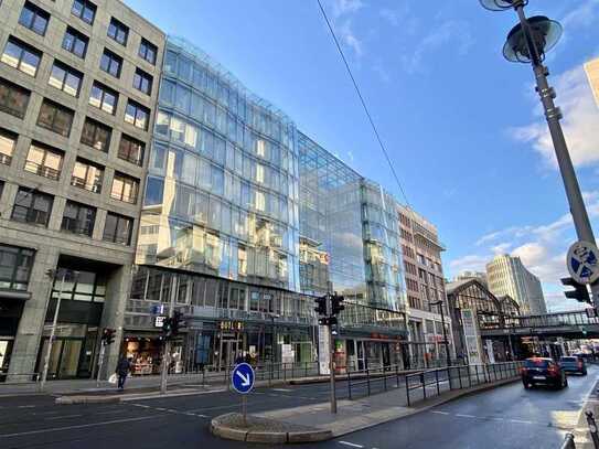 Am S- und U-Bahnhof Friedrichstraße!