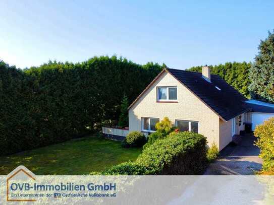 Einfamilienhaus mit Garage und großzügigem Grundstück