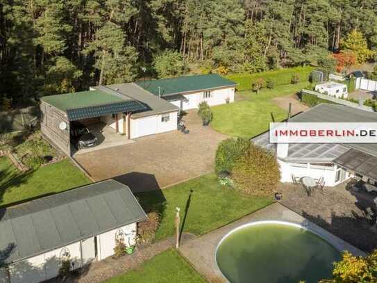 IMMOBERLIN.DE - Herrlicher Bungalow mit Sonnengarten & Nebengebäuden in idyllischer Waldrandlage