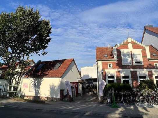 Wassergrundstück mit Einfamilienhaus, ausgebautem Nebengebäude & Bootshaus mit Hafen