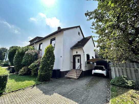 Chance: Zweifamilienhaus in begehrter Wohnlage mit Garage; Stellplätze; Dachterrasse