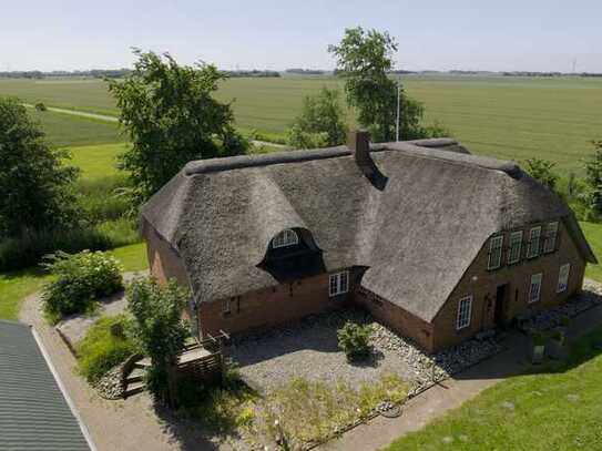 Vor den Toren von SYLT. Exklusives Einfamilienhaus unter Reet mit höchster Wohnkultur in Bestlage!