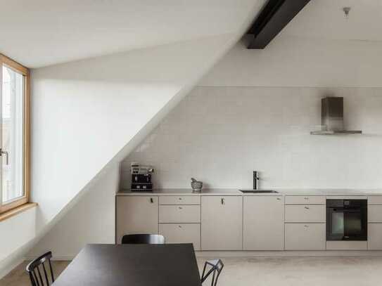 Loftiges Design-Dachgeschoss mit greiger Einbauküche, hohen Decken, Beton- & Dielenböden & Terrasse