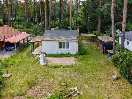 Mit Bungalow, Terrasse, Carport u.v.m.: Feriengrundstück am Waldrand in Rehfelde