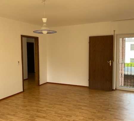 schöne helle , geräumige und gepflegte 3-Zimmer-Wohnung mit Balkon in 40489 Düsseldorf-Wittlaer