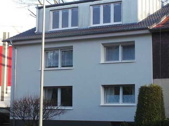 Schöne geräumige Wohnung im 1. Obergeschoss in drei Familienhaus.