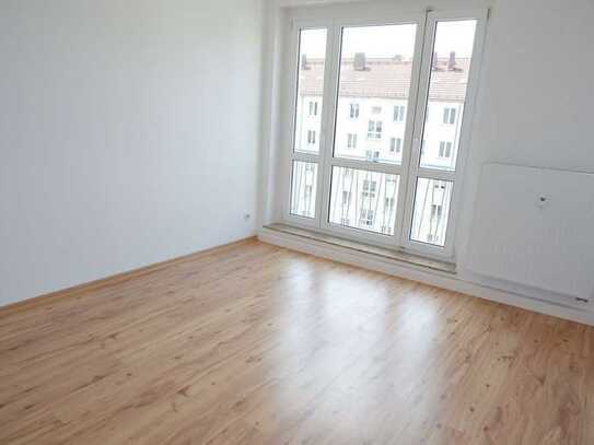 frei ab 1.6. - Bad mit Fenster - Laminat - WG-gerecht - im 3. OG