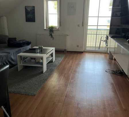 Attraktive 2-Zimmer-Dachgeschosswohnung mit Balkon und Einbauküche in Langenmosen