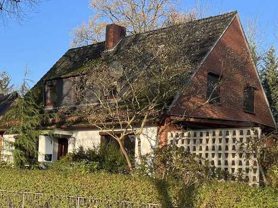 solides Ein- / Zwei-Familienhaus mit Renovierungs- und Sanierungsbedarf - Doppelgarage & Keller