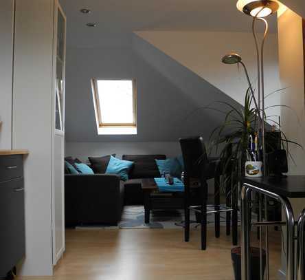 Neu renovierte, helle 2 Zimmer, Bad DG-Wohnung, ideal für Paare, Mutter und Kind oder Singles