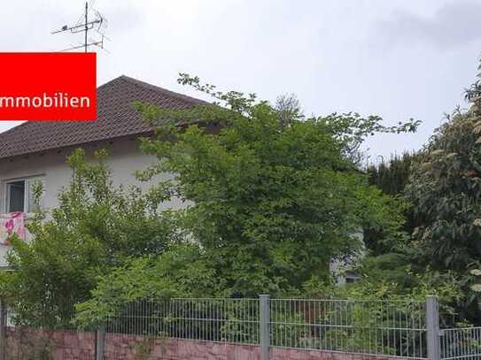 Freistehendes großes Einfamilienhaus mit Walmdach