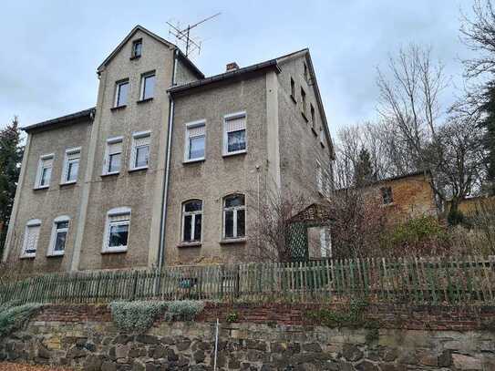 Mehrfamilienhaus in sanierungsbedürftigem Zustand