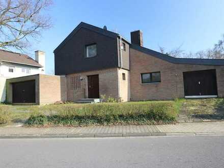 + Kaarst + freistehendes Einfamilienhaus + Bj. 1962 + ca. 130 m² Wohnfläche + ca. 642 m² Grundstück