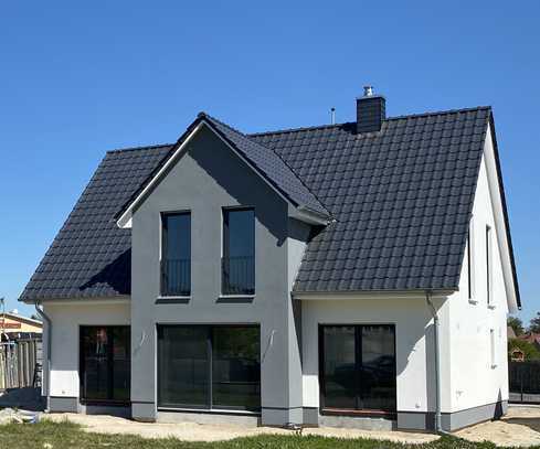 Modernes Landhaus - bezugsfertig - 151 m² - 5 Zimmer - inkl. Garage und 1.000 m² Grundstück