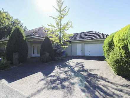 Gehobenes Einfamilienhaus mit Villencharme und Garten mit Pool in gut angebundener Lage