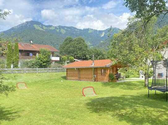 Idylisch gelegenes Baugrundstück mit Bergblick