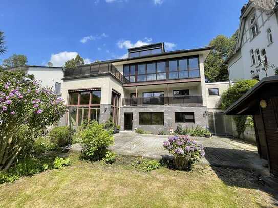 Zweifamilienhaus mit weitläufigem Garten in Villenviertel