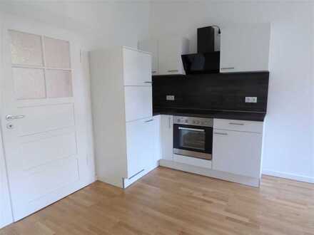 MIT BALKON UND EBK! Tolle 3 Raum Whg., Parkett, Bad m. Fenster