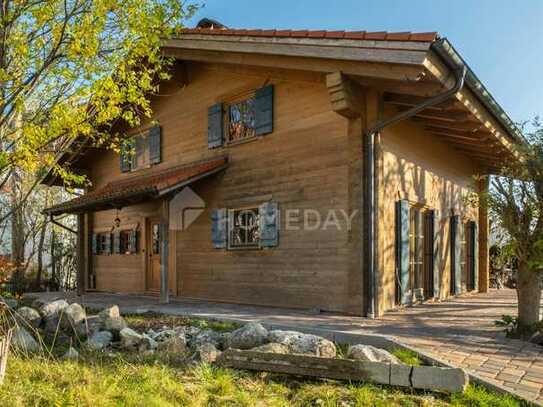 Kanada Feeling in Bayern! Hochwertiges Blockhaus-EFH mit Rundumterrasse auf großem Grundstück