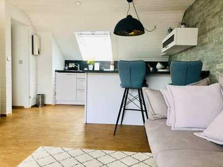 Stilvolle, modernisierte 2-Zimmer-DG-Wohnung mit Balkon und EBK in Griesheim