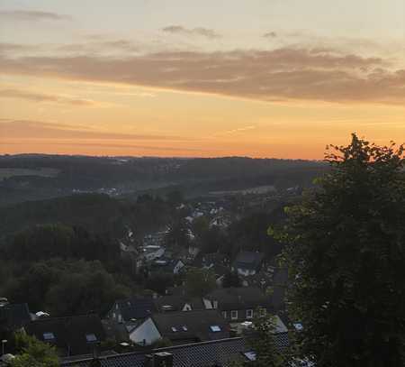 Teilmöbliert, neuwertige 4 Z-EG-Wohnung mit geh. Innenausstattung mit Balkon und EBK in Remscheid