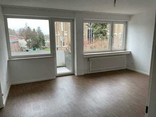 Stilvolles und vollständig renoviertes 1-Zimmer-Appartement mit Balkon und Einbauküche in Bonn