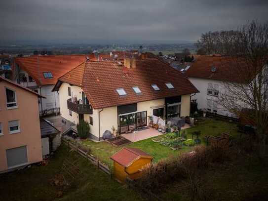 Doppelhaushälfte mit 3 Wohnungen in Feldrandlage und schönem Garten.