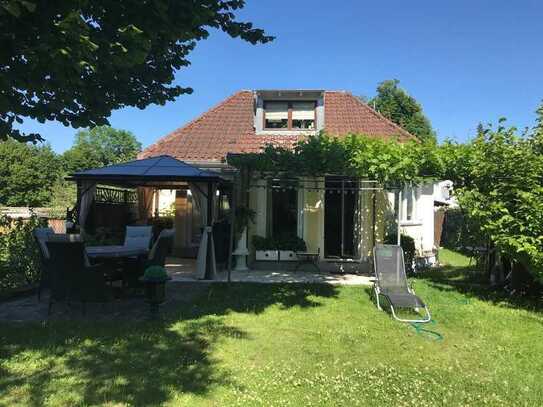 Idyllisches Einfamilienhaus, ruhig gelegen, mit eigenem Bachlauf und autarker Gästehütte